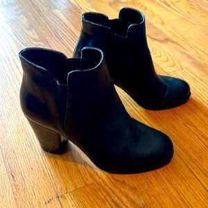 Maurices black patent and vegan leather heeled booties size 9.5
